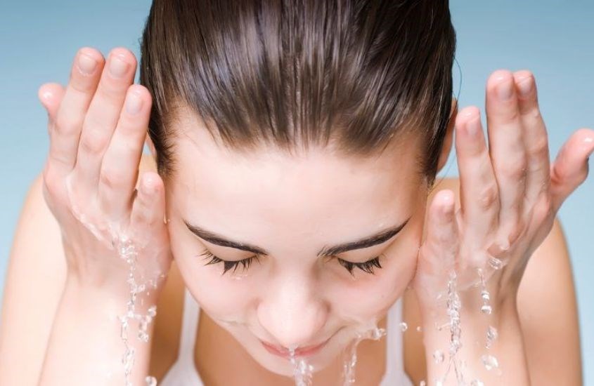  Rửa mặt và giãn nở lỗ chân lông bằng hơi nóng