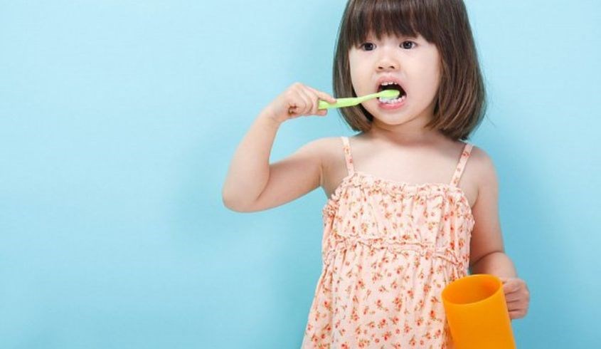 Mẹ nên tập làm quen sử dụng kem đánh răng và bàn chải đánh răng cho những bé hơn 2 tuổi