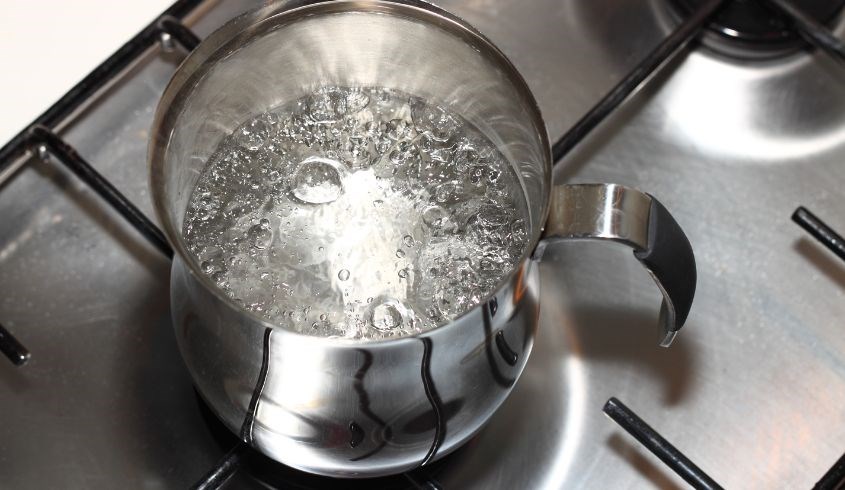 Dùng nước đun sôi để nguội cho trẻ uống giúp hình thành thói quen uống nước