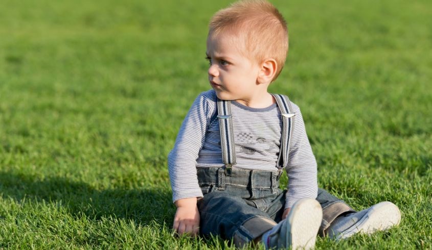 Cần hướng dẫn tư thế ngồi đúng cho trẻ khi sử dụng cốc tập uống