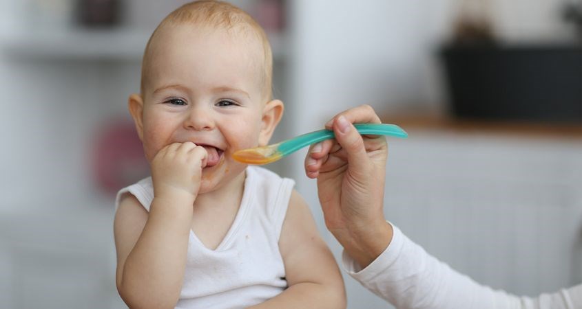 Bạn nên cho trẻ ăn trái cây nghiền vào buổi chiều và trước bữa ăn chính khoảng 1-2 tiếng