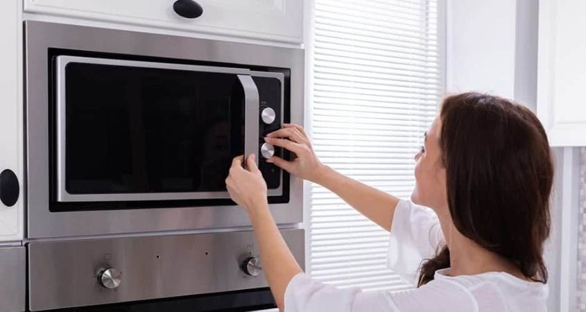 Mẹ cho ra chén, sau đó hâm nóng cách thủy hoặc cho lò vi sóng