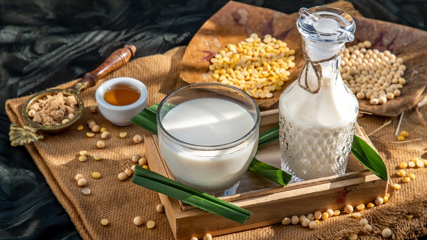 Uống sữa đậu nành giúp nuôi dưỡng làn da mịn màng