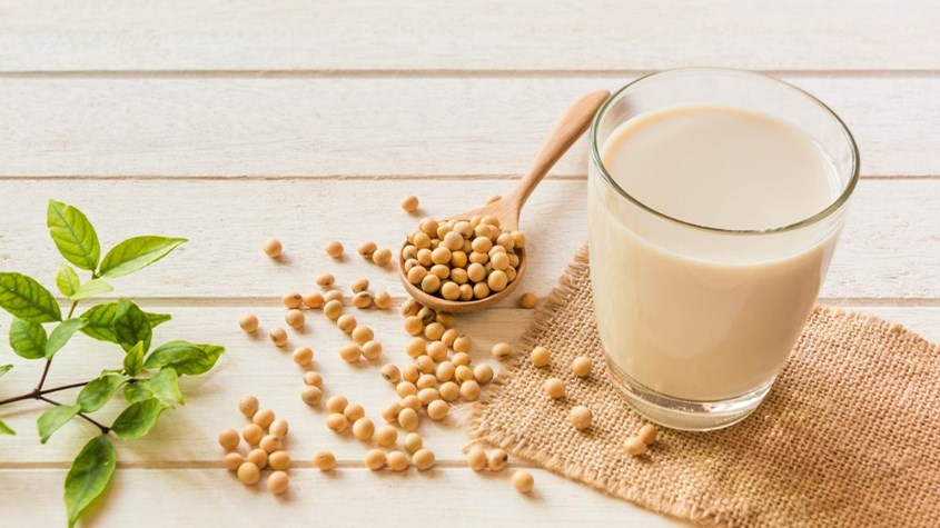Uống sữa đậu nành nguyên chất