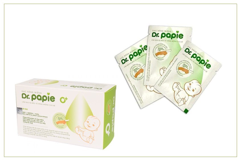 Ba mẹ có thể dùng gạc răng miệng để vệ sinh răng miệng cho bé