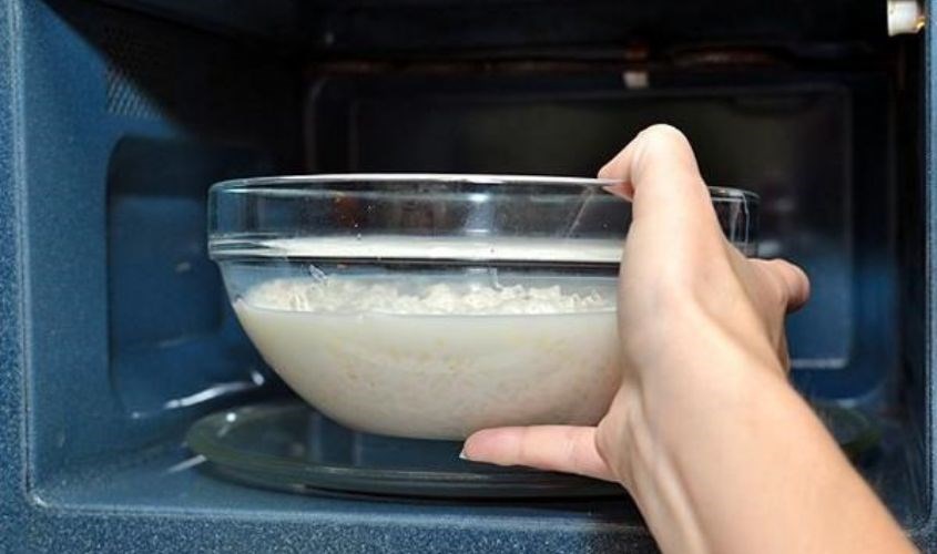 Làm nóng hỗn hợp yến mạch với sữa tươi bằng lò vi sóng