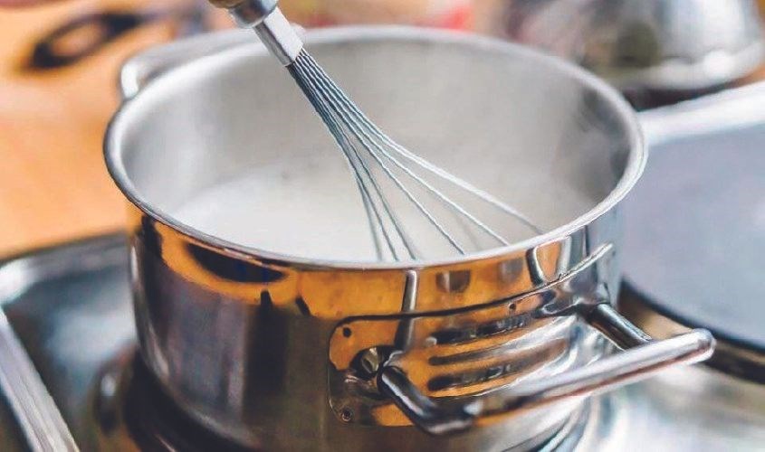 Làm nóng hỗn hợp yến mạch với sữa tươi trên bếp