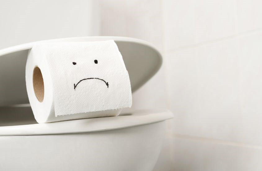 Không nên vứt giất vệ sinh vào bồn cầu để tránh tình trạng nghẹt cống