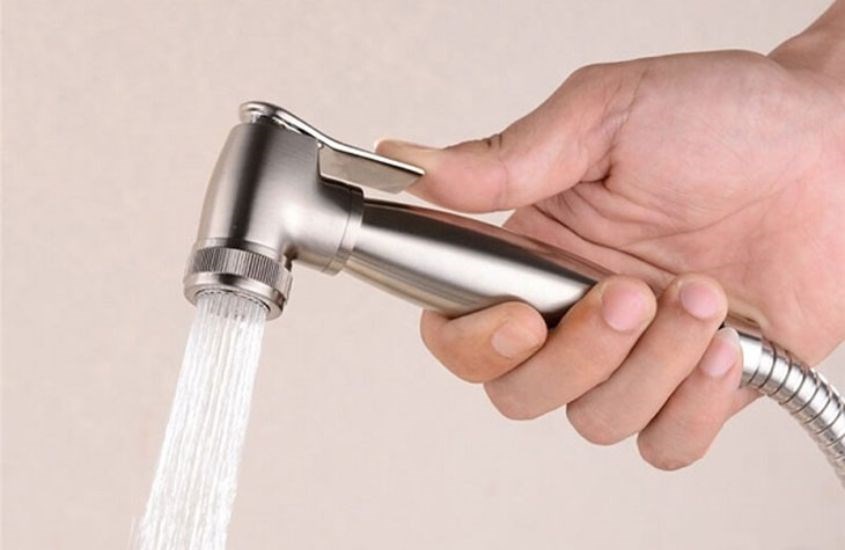 Dùng vòi xịt thay giấy vệ sinh tiện lợi hơn