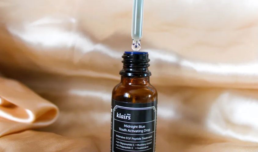  Serum có kết cấu lỏng, nhẹ như nước và có màu xanh