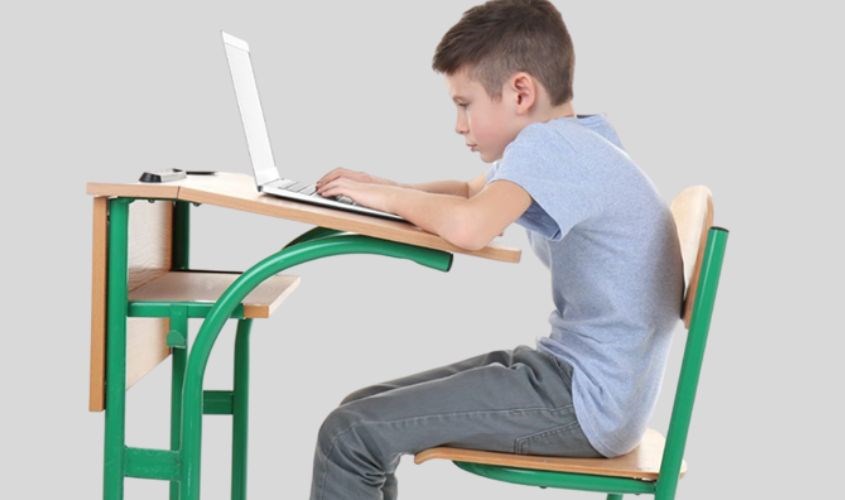 Bàn học quá cao khiến bé bị gù lưng khi học sau thời gian dài
