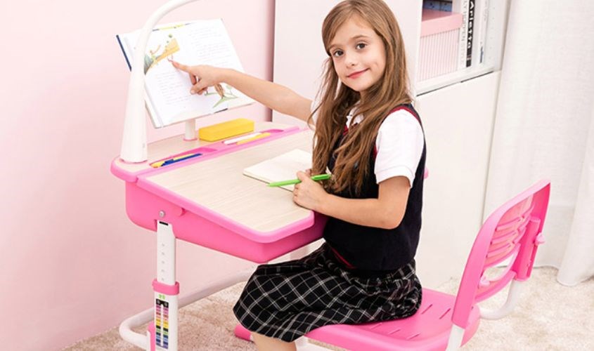 Bé vào lớp 1 là thời điểm thích hợp nhất để mua bàn ghế chống gù