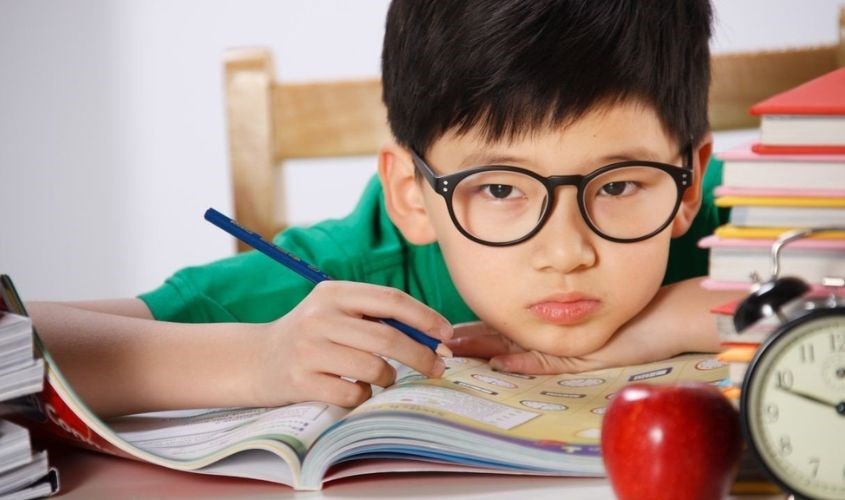 Tư thế ngồi khom lưng cuối người khiến bé bị cận thị 