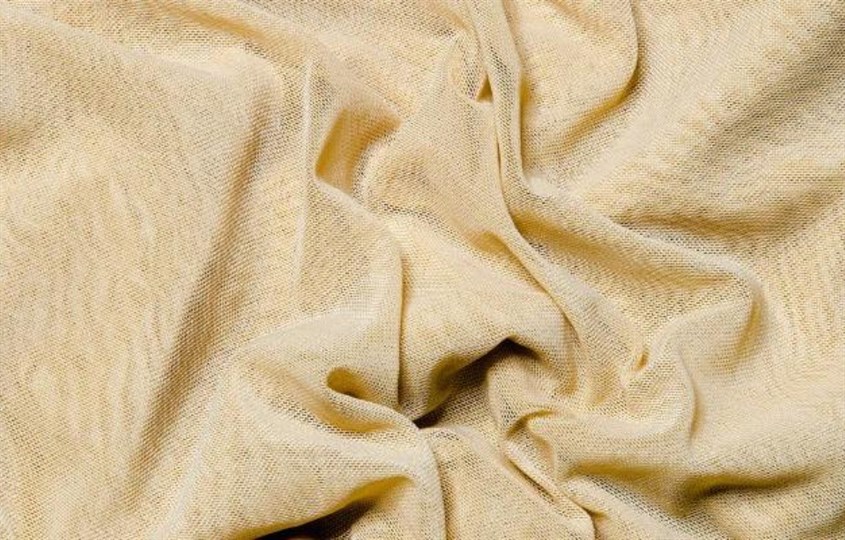 Nhược điểm của vải mesh Vải mesh có bề mặt vải dạng lưới nhỏ nên không khí dễ dàng lọt qua