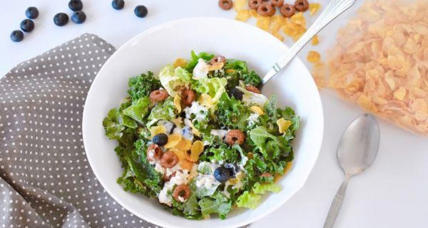 Salad yến mạch mật ong trộn với sữa chua