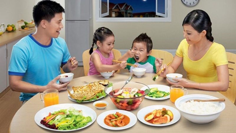 Những bữa ăn gia đình vui vẻ sẽ giúp trẻ ăn ngon miệng hơn