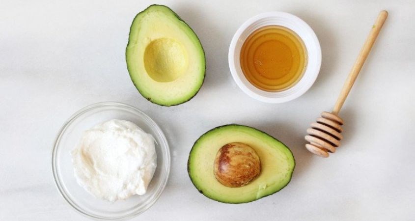 Dùng sữa chua với bơ tươi