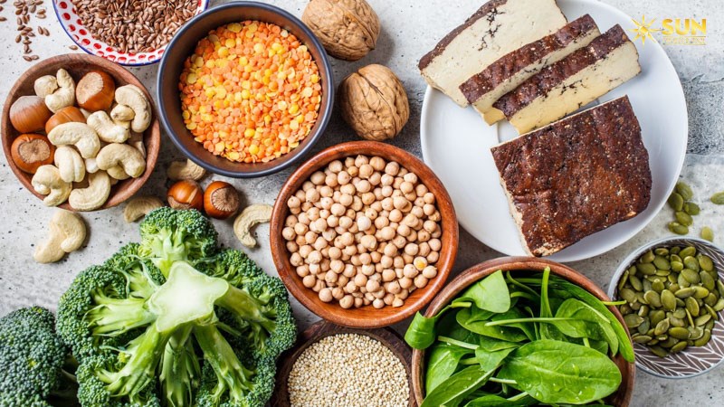 Thực phẩm giàu protein sẽ giúp bạn cảm thấy no lâu hơn và giảm cảm giác thèm ăn