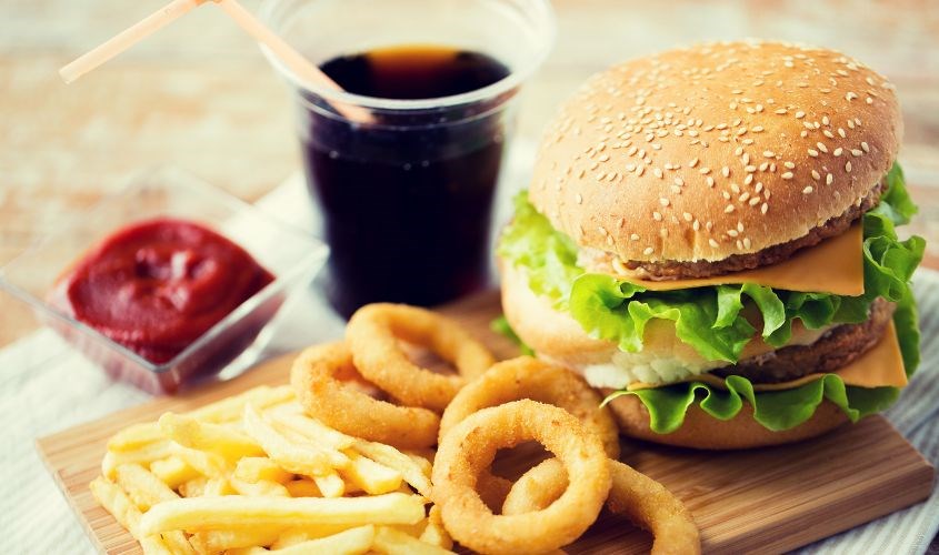 Hạn chế cho bé sử dụng thức ăn nhanh hoặc nước ngọt có gas quá nhiều