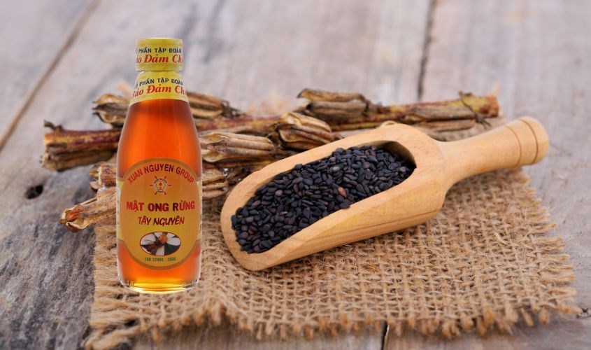 Mật ong rừng Tây Nguyên Xuân Nguyên chai 200 ml kết hợp với vừng đen giảm táo bón ở trẻ em