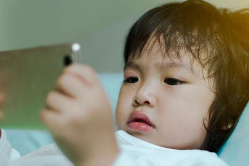 Trẻ nghiện điện thoại phải làm sao?