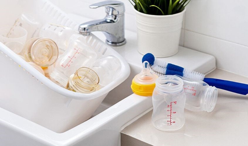 Vệ sinh núm ti thường xuyên để đảm bảo sức khỏe của bé