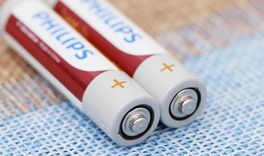 Vệ sinh thiết bị mới bị chảy pin