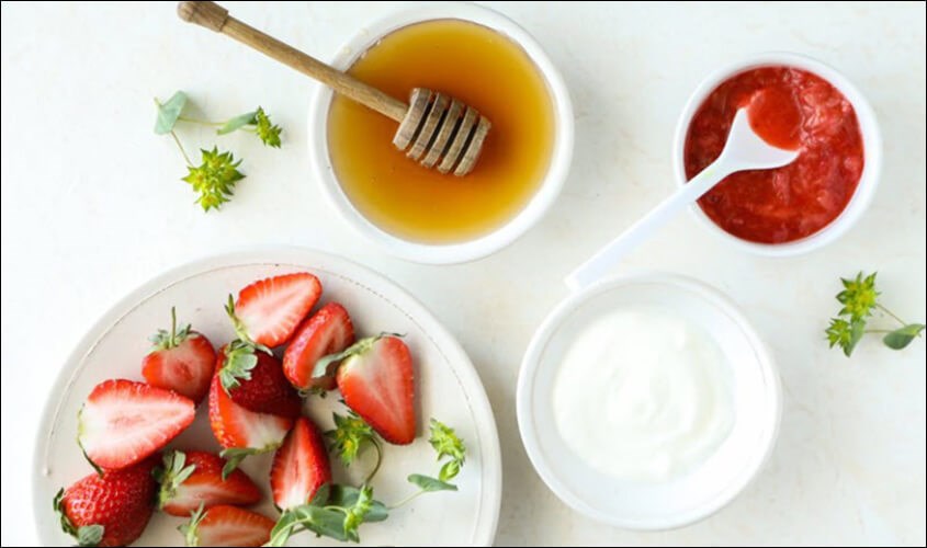 Tẩy da chết cho mẹ bầu bằng dâu tây và dầu ô liu