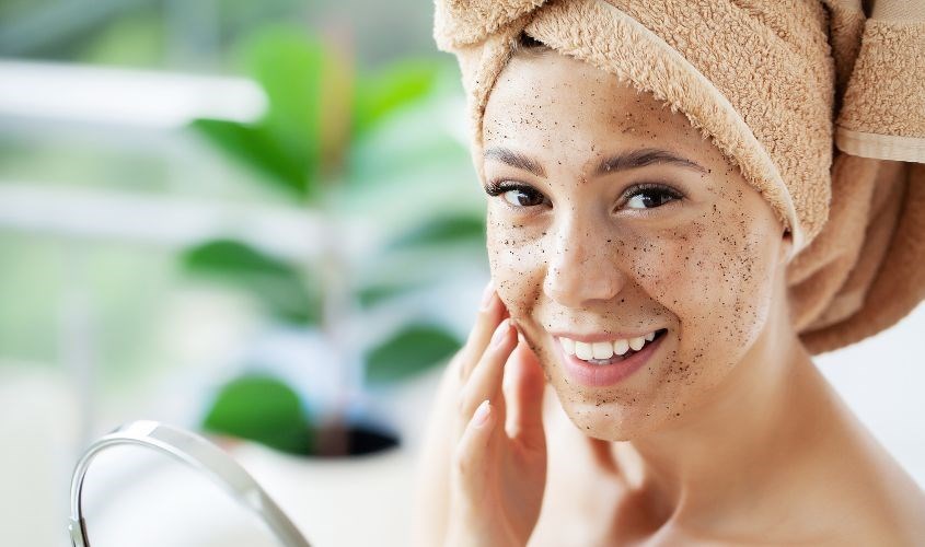 Nhẹ nhàng xoa bóp khi tẩy tế bào chết vì việc chà xát quá mạnh có thể làm tổn thương da