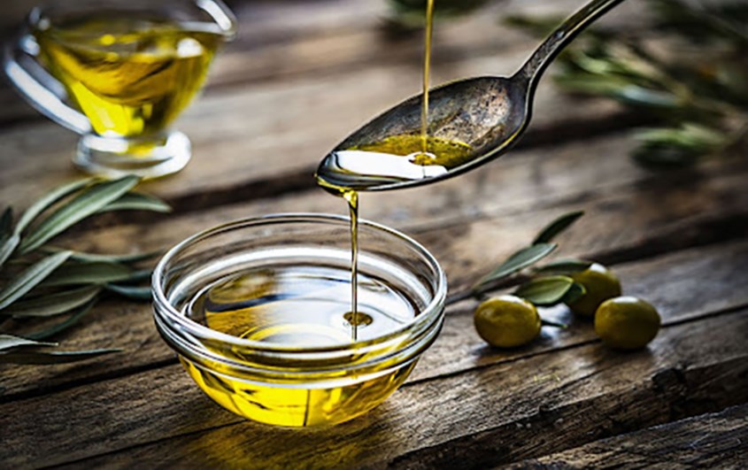 So s&aacute;nh dầu oliu v&agrave; dầu thực vật loại n&agrave;o tốt cho sức khỏe hơn?