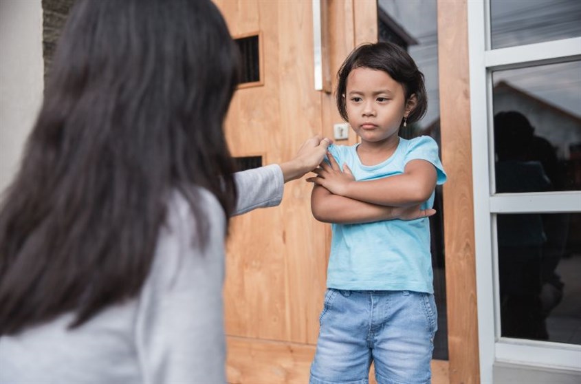 Hành vi chống đối của trẻ đối với người khác Biểu hiện trẻ tự kỷ