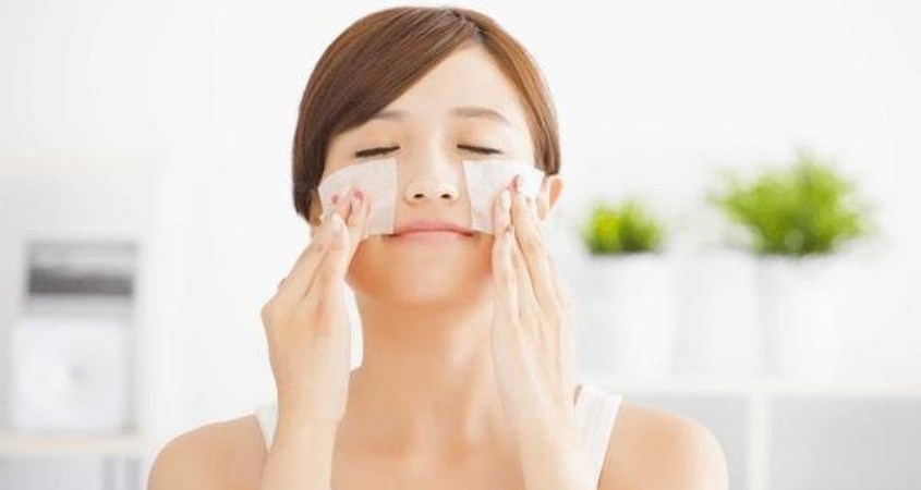 loại bỏ bã nhờn dư thừa trên da là yếu tố quan trọng giúp giảm khả năng hình thành mụn mới