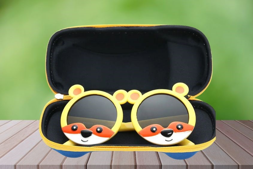 Nhỏ sữa mẹ vào mắt trẻ sơ sinh