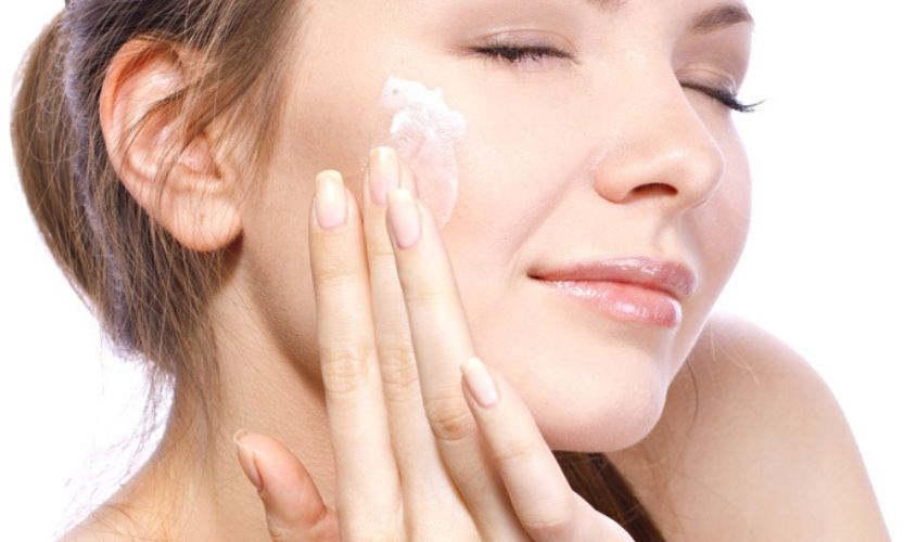 Thoa kem dưỡng ẩm với 1 lớp mỏng