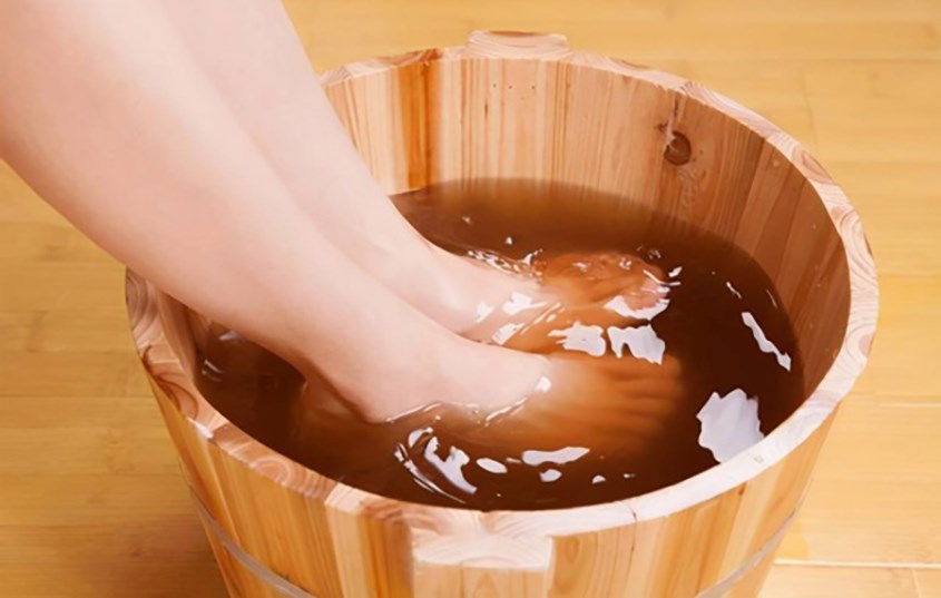 Ngâm chân bằng dầu ô liu