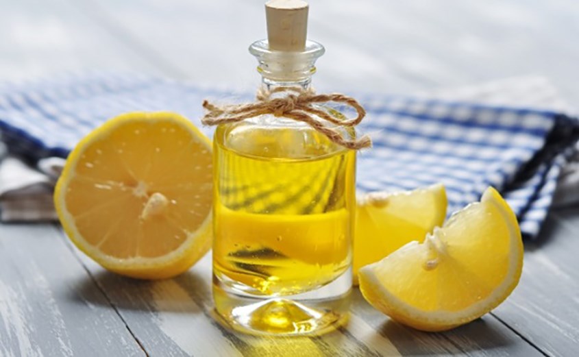 Trị nứt gót chân bằng dầu oliu và nước cốt chanh