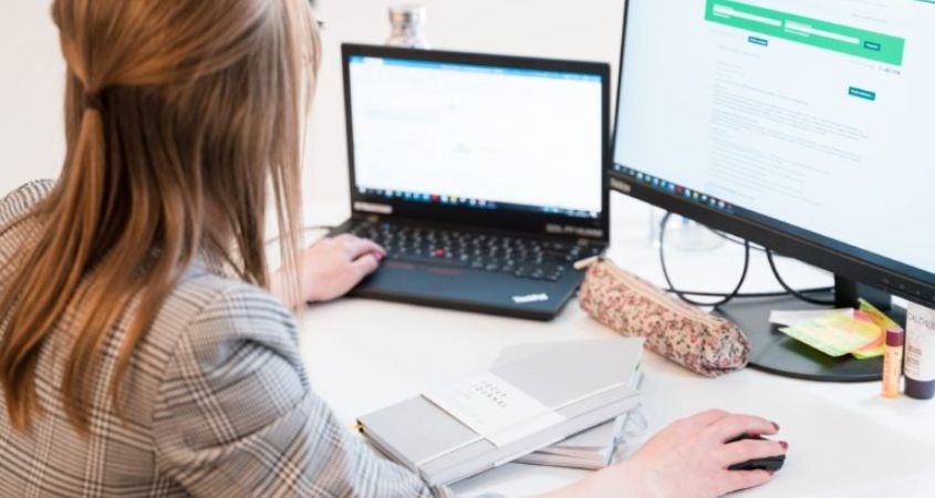 Các tia bức xạ từ máy tính không chỉ khiến bạn đau đầu khó chịu còn gây ảnh hưởng xấu đến da mặt như mụn