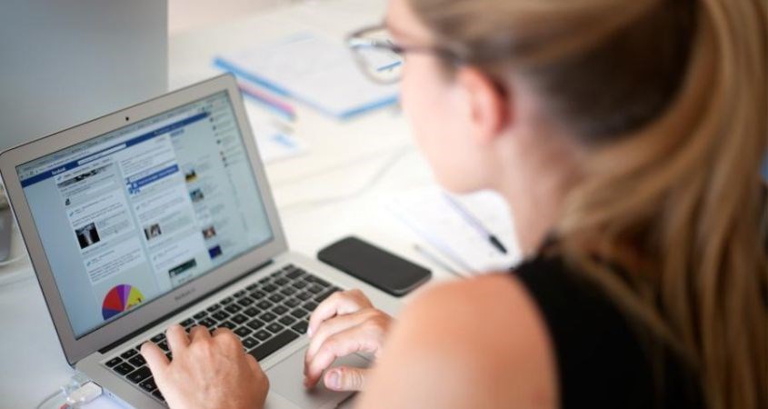 Cần đảm bảo khoảng cách từ mặt đến máy tính là 45 - 75 cm