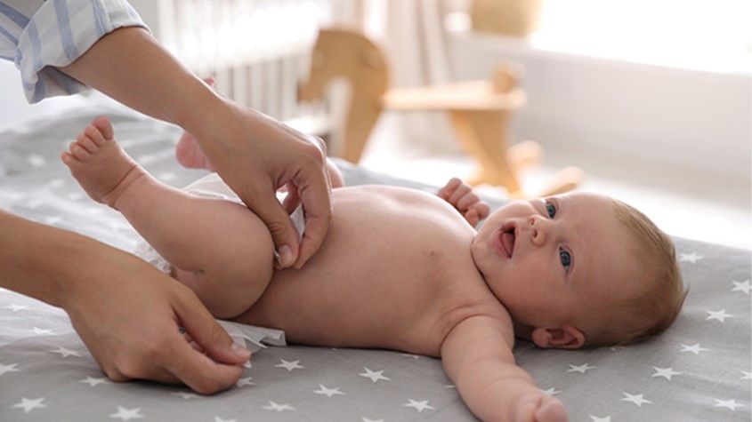 Thường xuyên thay tã cho bé để đảm bảo vùng da bị hăm luôn khô thoáng