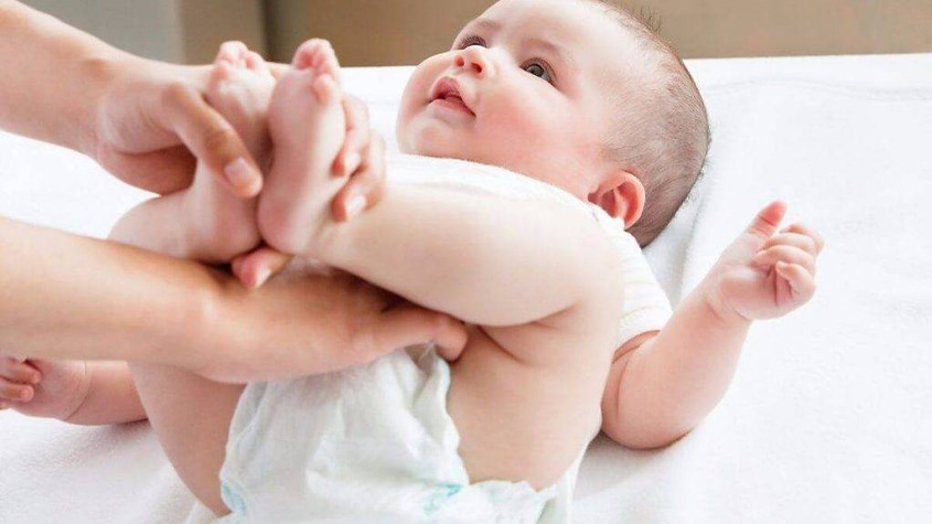 Mẹ luôn đóng bỉm 24/24 cho bé để giữ ấm