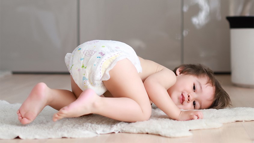 Không thường xuyên thay tã cho bé là một trong những tác nhân gây hăm tã