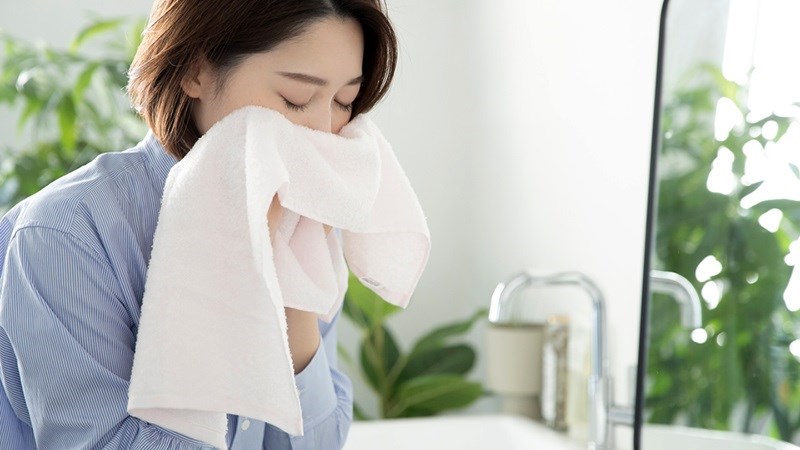 Chườm ấm giúp làm loãng lớp dịch nhầy mũi