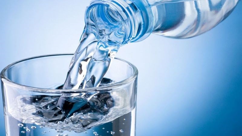 Uống nhiều nước giúp thải độc và giúp phân dễ dàng đi qua ruột