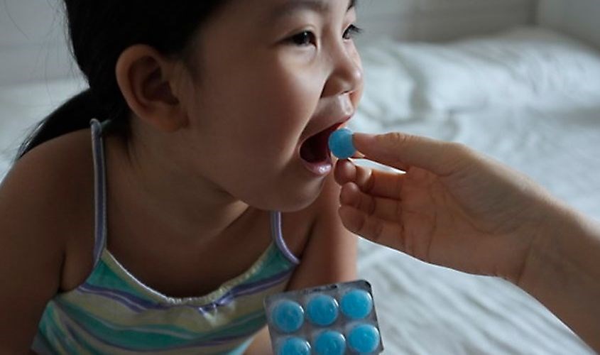 Kẹo ngậm ho sẽ giúp sát trùng đường hô hấp, làm dịu cảm giác ngứa ngáy và đau rát ở cổ họng