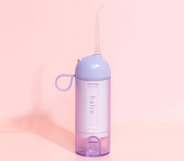 Máy tăm nước cầm tay Halio UltraClean Oral Irrigator giúp người dùng yên tâm sử dụng trong phòng tắm nhờ chuẩn chống nước IPX7