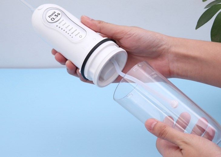 Máy tăm nước nhỏ gọn vừa tay, dễ tháo lắp và sử dụng 