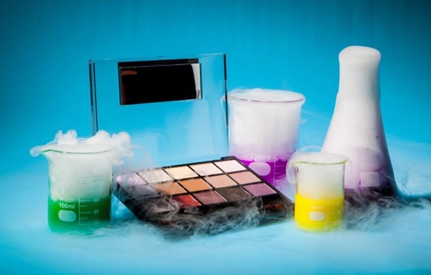 Sử dụng các sản phẩm chăm sóc da có thành phần hóa chất độc hại