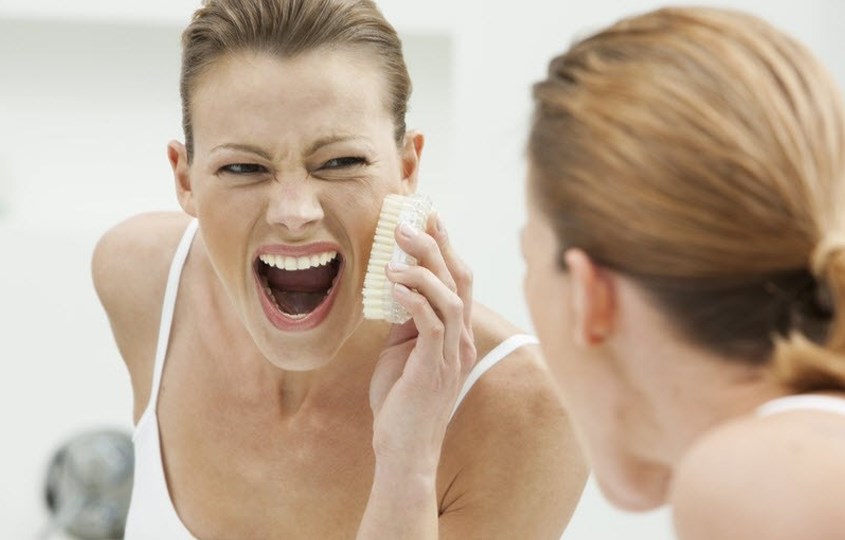 Xoa và chà xát mỹ phẩm vào da