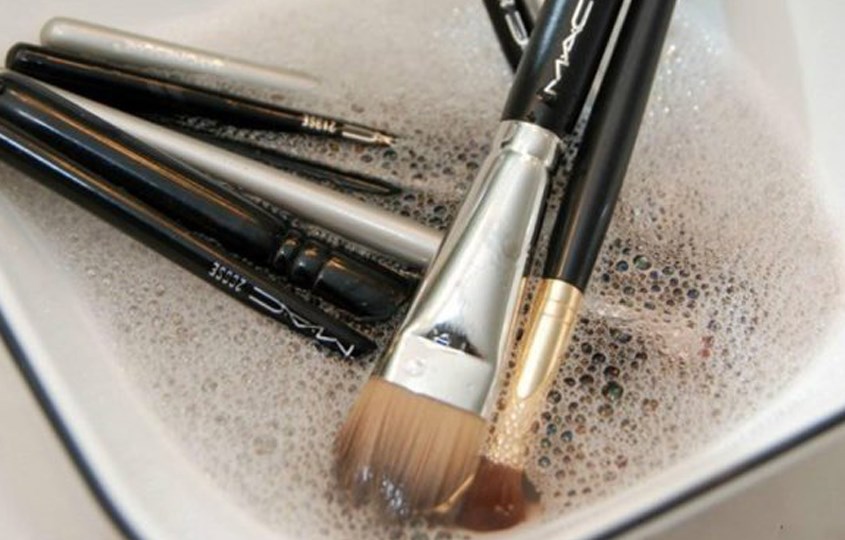 Không vệ sinh thường xuyên các đồ dùng tiếp xúc với da mặt