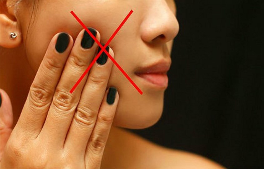 Thường xuyên dùng tay tiếp xúc với da mặt